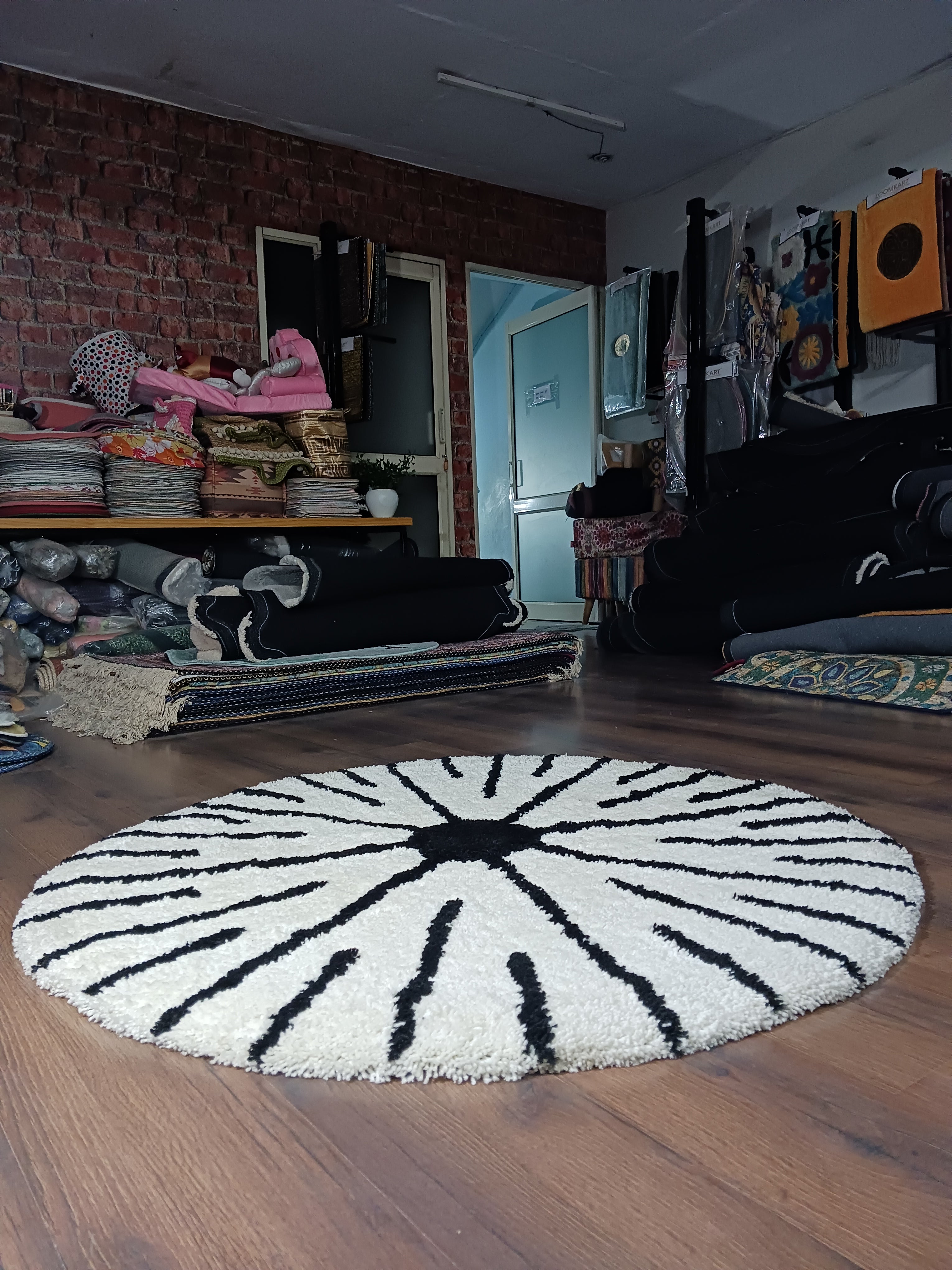 Avioni Home Atlas Collection - Moroccan Style Microfiber Round Carpet In White & Black| Soft, Non-Slip, Easy to Clean