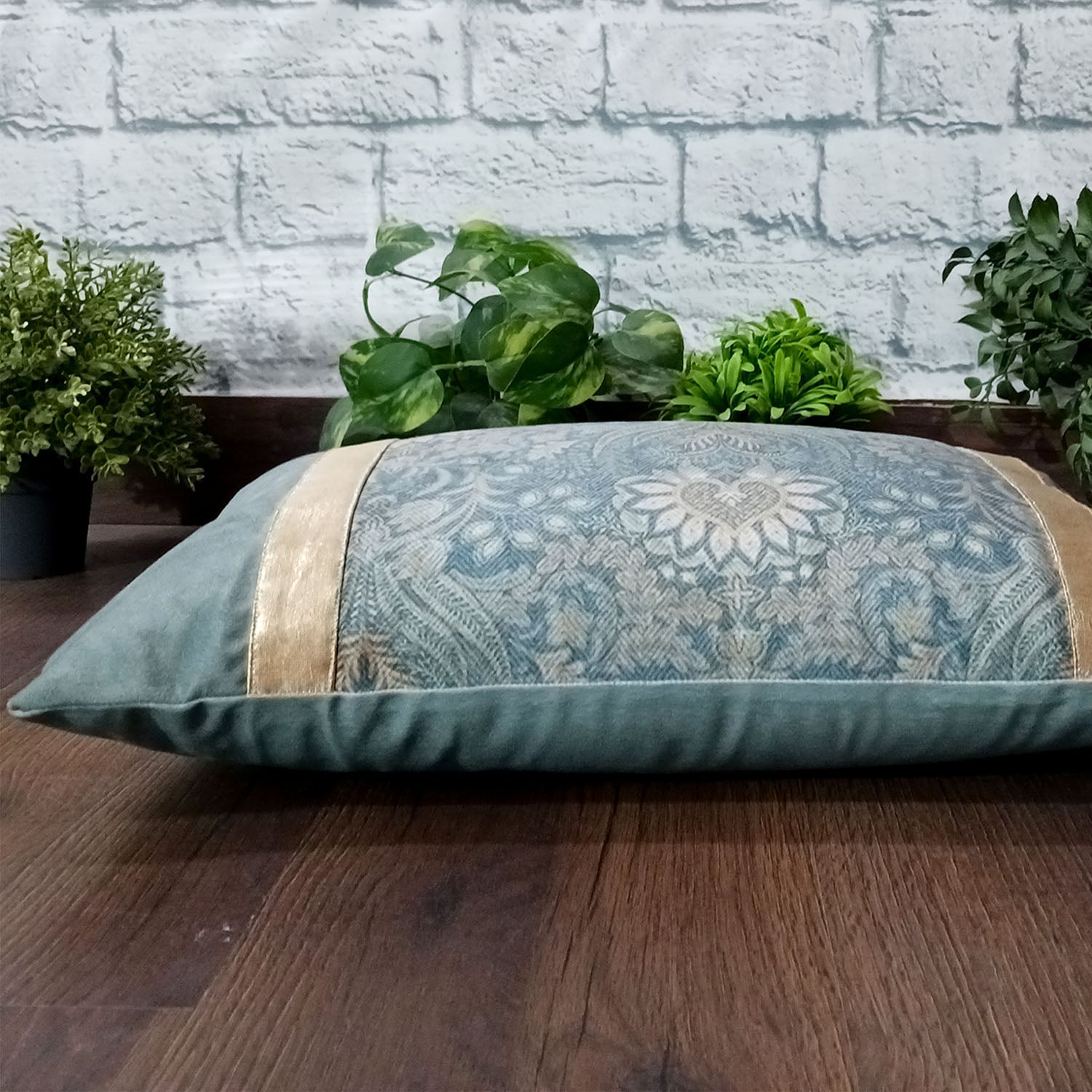 Cushion Covers Super Soft – Beautiful Golden Touch Grey Floral  – 30cm x 50cm (~12″ x 20″)
