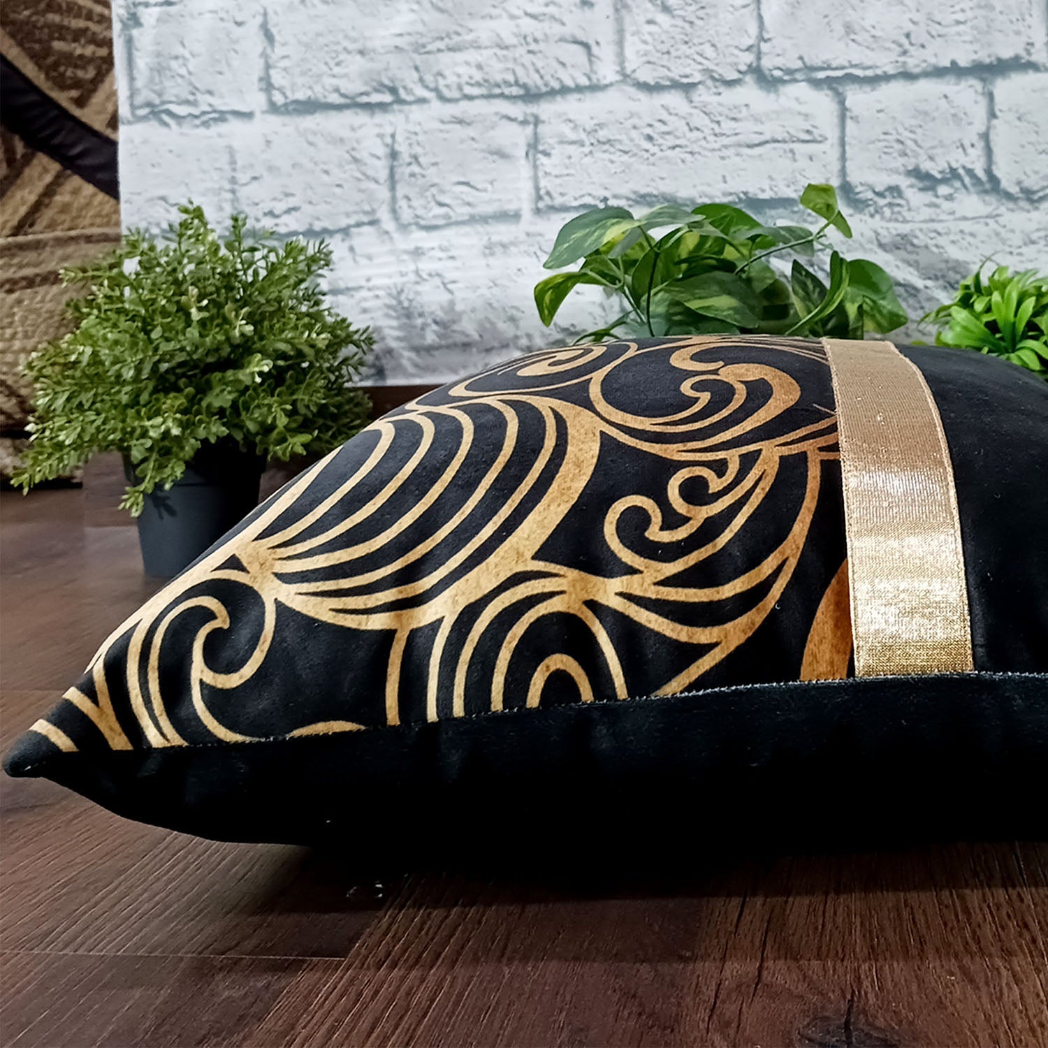 Copy of Cushion Covers Super Soft – Beautiful Golden Touch Black Modern Design  – 40cm x 40cm (~16″ x 16″)