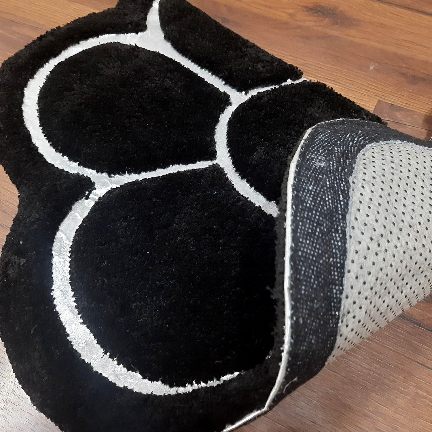 Avioni Divine Collection | Luxury Golden/Silver Touch Tufted Rug In Beautiful Flower Soft And Plush Handmade Door Mats | Pooja Mats | BathMats -45 cms x 75 cms