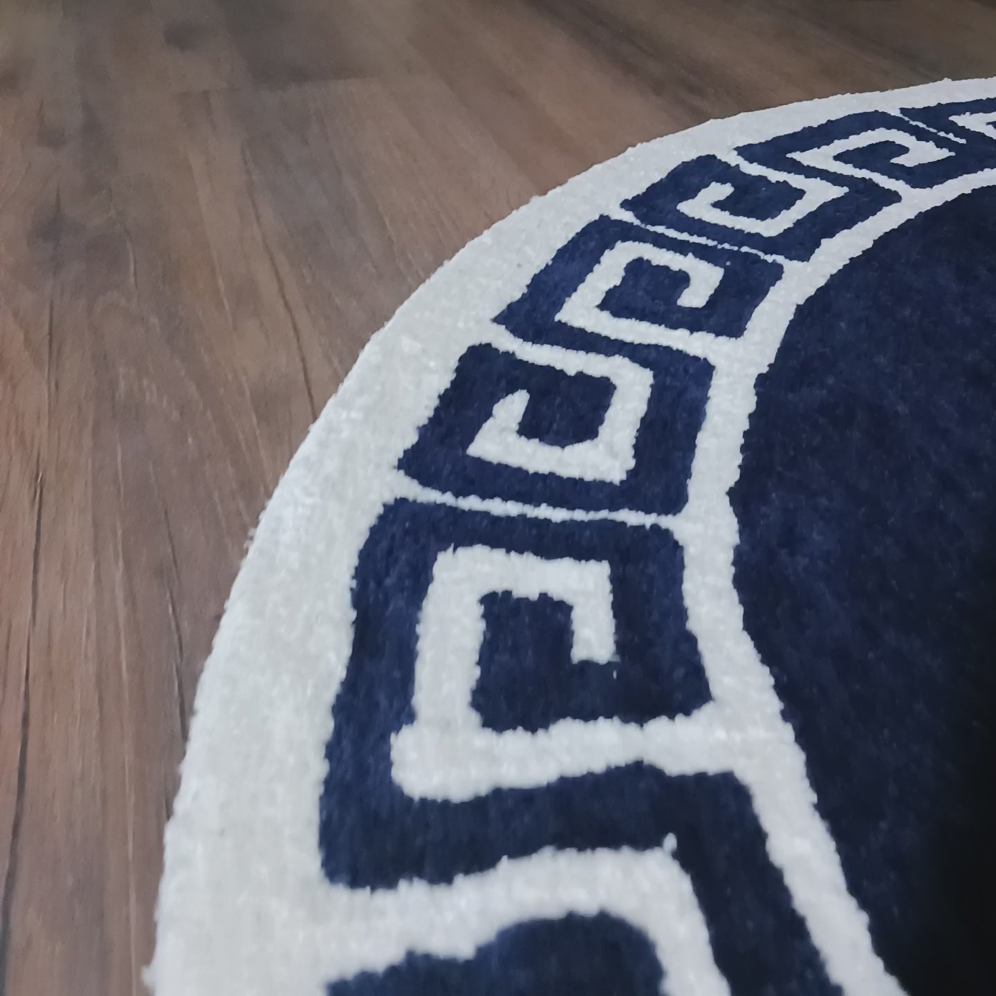 Avioni Home Atlas Collection - Greek Style Microfiber Round Carpet In Navy Blue & White| Soft, Non-Slip, Easy to Clean