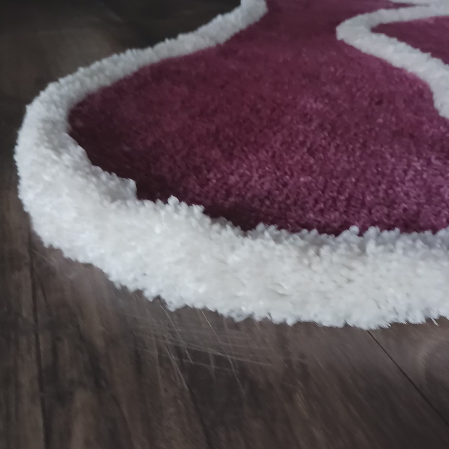 Plush rose carpet in blush pink with white 3D border, perfect for living room decor and luxury home styling.