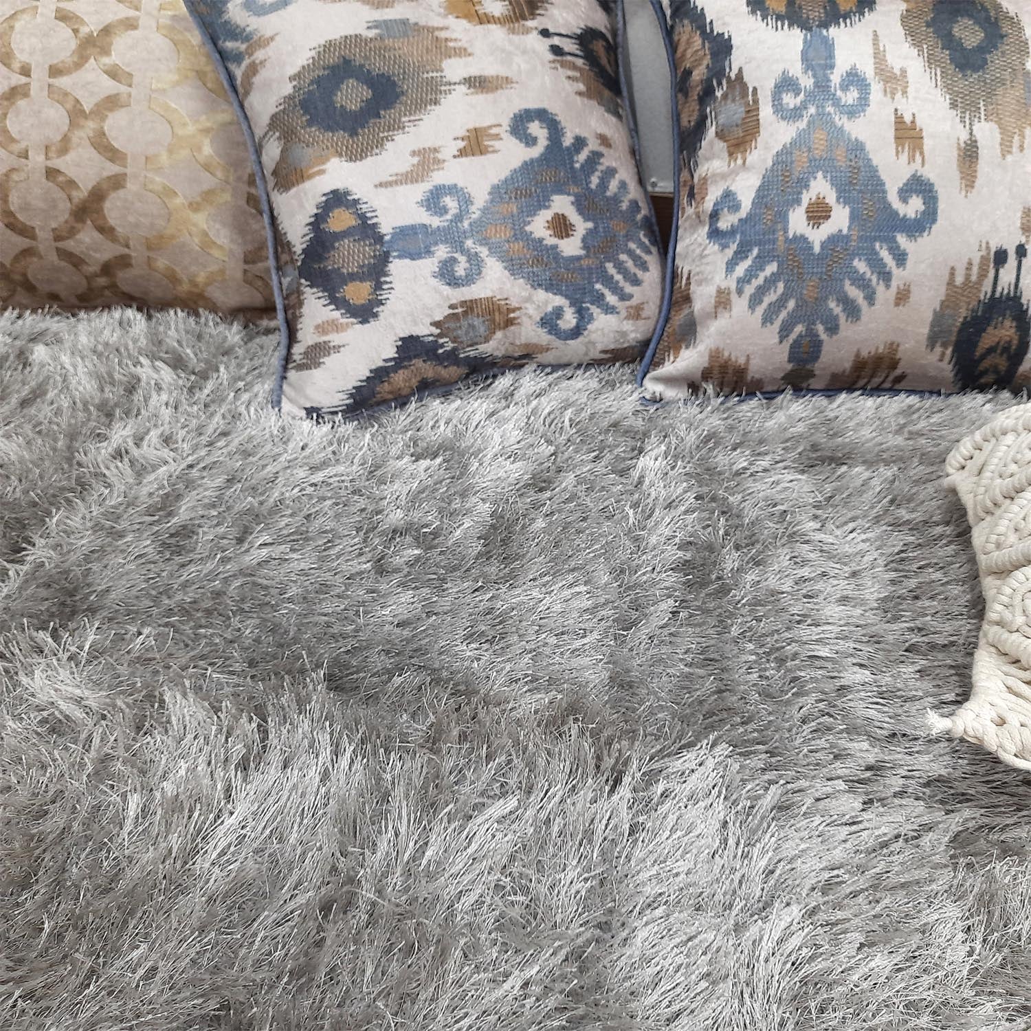 Avioni Handloom Flurry Yarn Fur Dhurrie – Reversible Silver