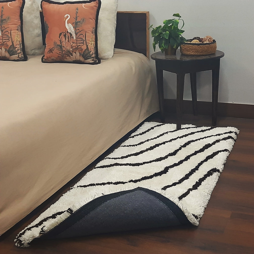 Handloom Shaggy White Carpet With Black Wave Design /Bedside Runners by Avioni Home