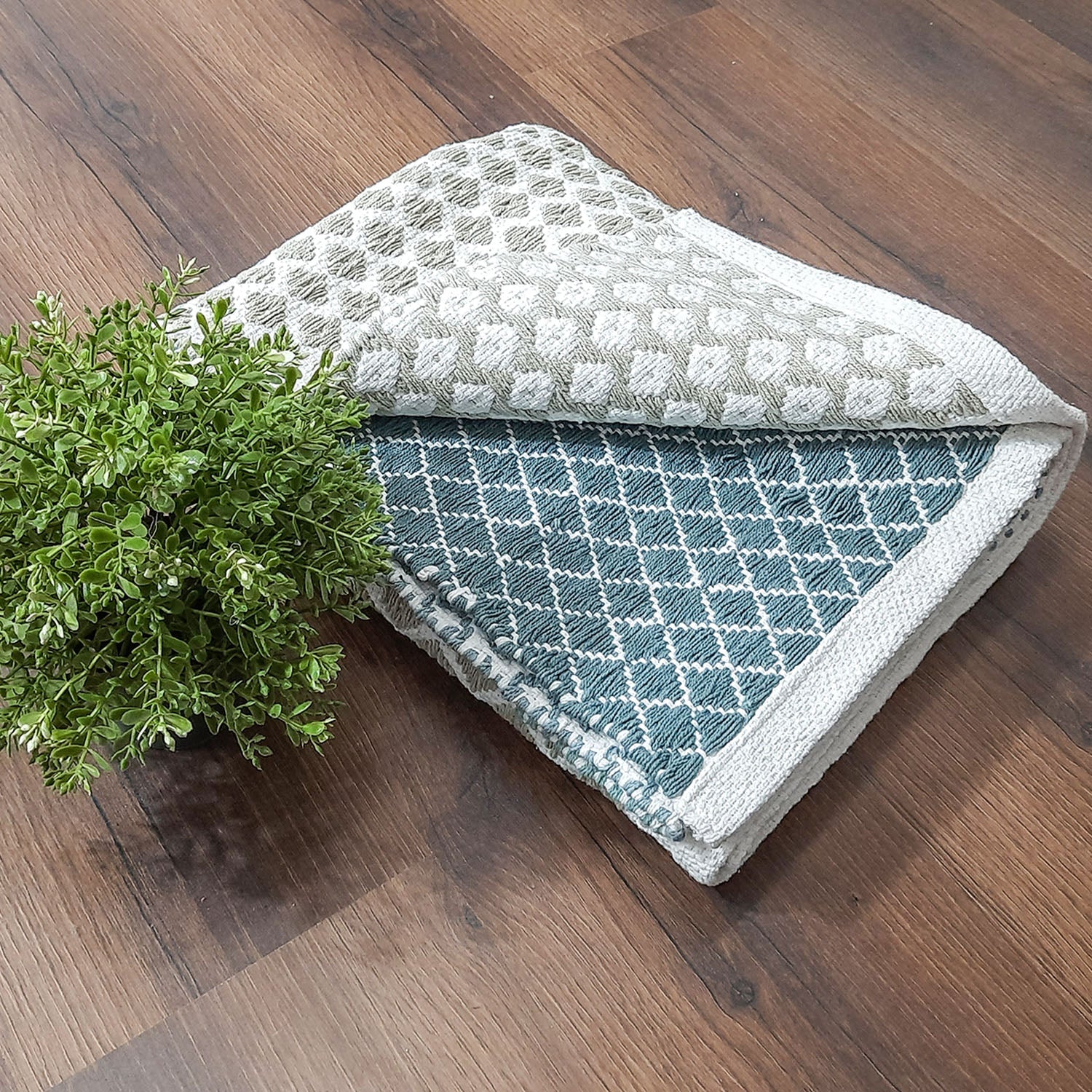 Avioni Contemporary Look Cotton Handloom weaved Floor Rug / Durrie – 120cm x 180cm (~4×6 Feet) – Green