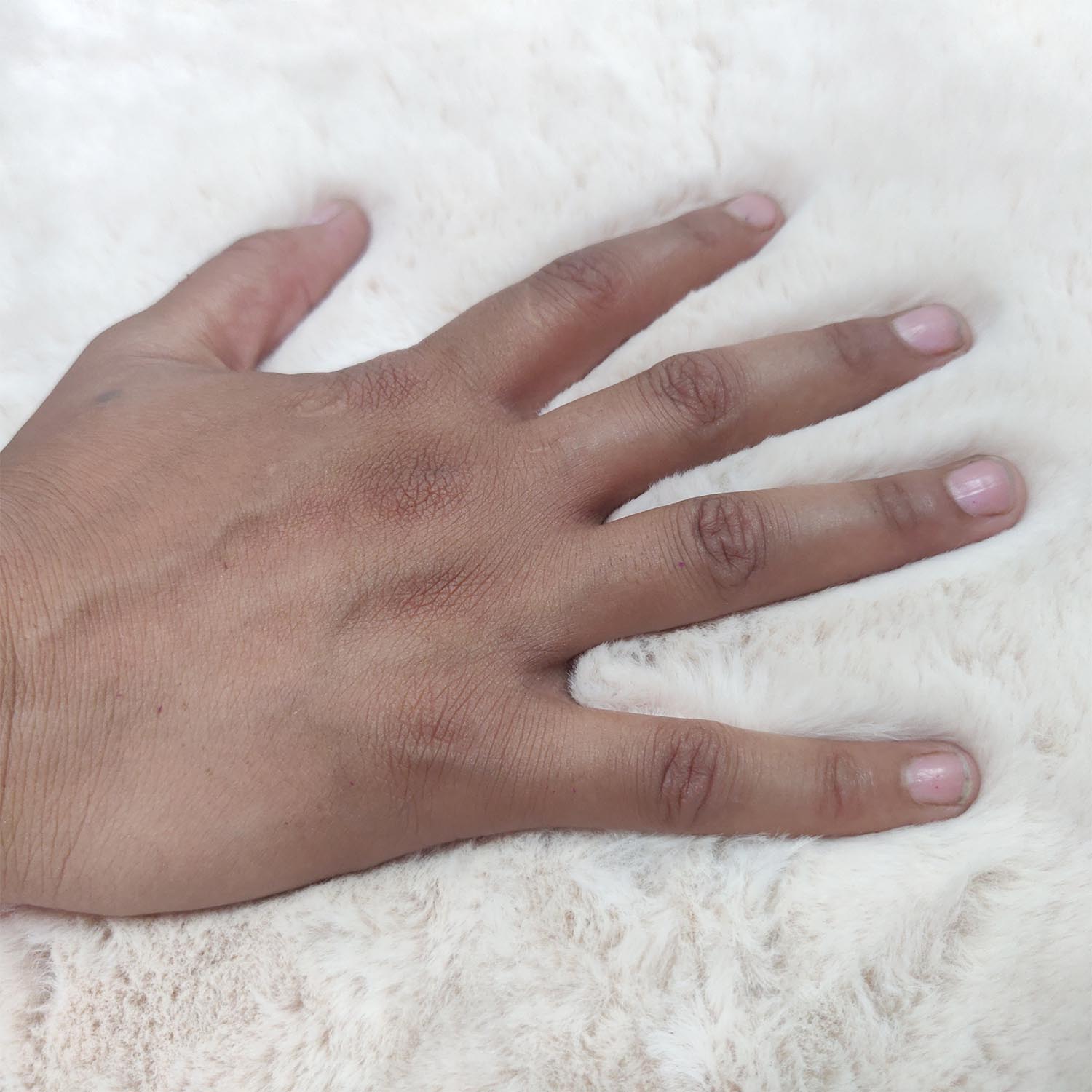 Loomkart – Avioni Ultra Soft Cozy Fluffy Faux Fur White Fur Rug – White / Cream- Easily Hand Washable – Bedside/Hallway/Pooja Room- 60X150cm